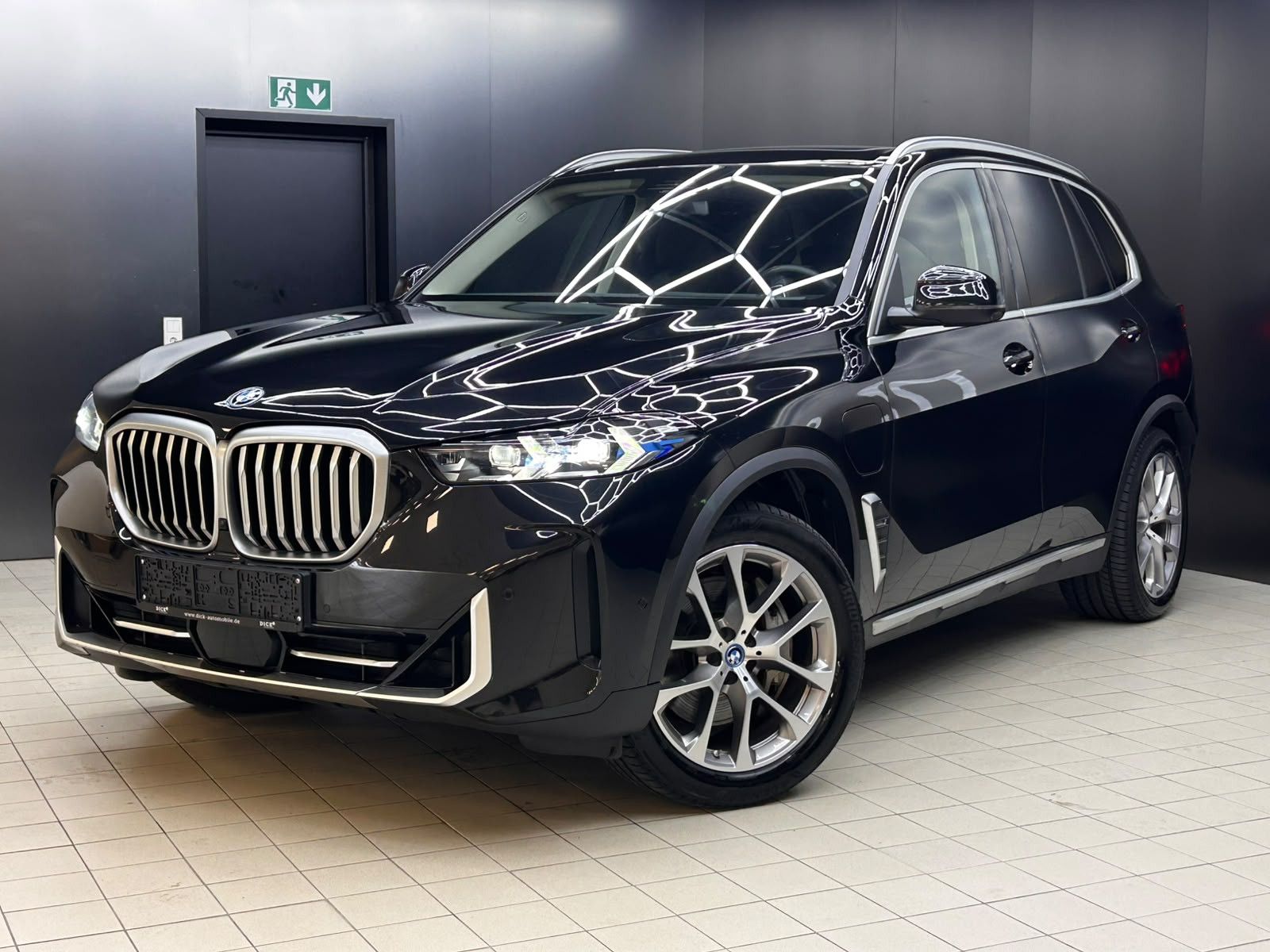 Fahrzeugabbildung BMW X5 50 e xDr PANO+MEMO+LUFT+LED+HEAD+H&K+AHK+360+