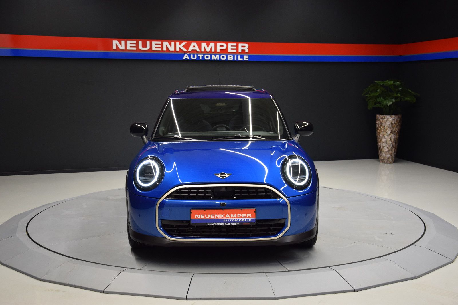 Fahrzeugabbildung MINI Cooper C Favoured Trim 5-Türen Paket-L Pano h/k