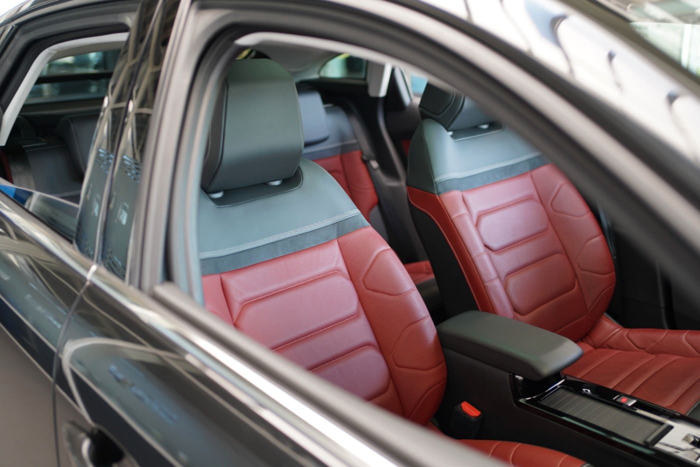 Fahrzeugabbildung Citroën C4 PureTech 155 EAT8 Shine Automatik Leder Navi