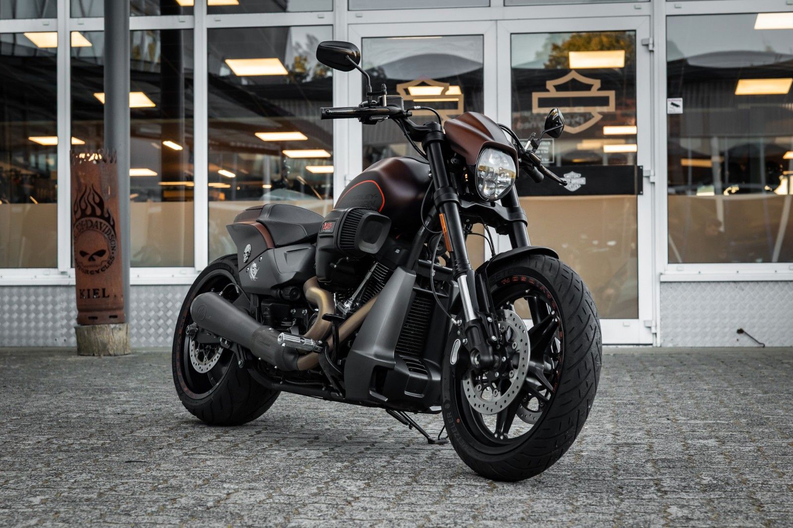 Fahrzeugabbildung Harley-Davidson FXDR 114 CUI - KESSTECH - SEITLICHER KZH