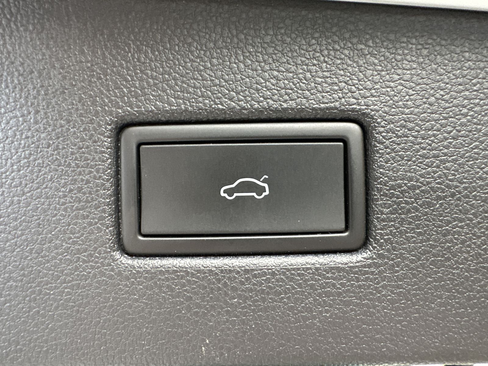 Fahrzeugabbildung Volkswagen Tiguan 1.5 TSI DSG United NAV+LED+AHK+PANO+360°