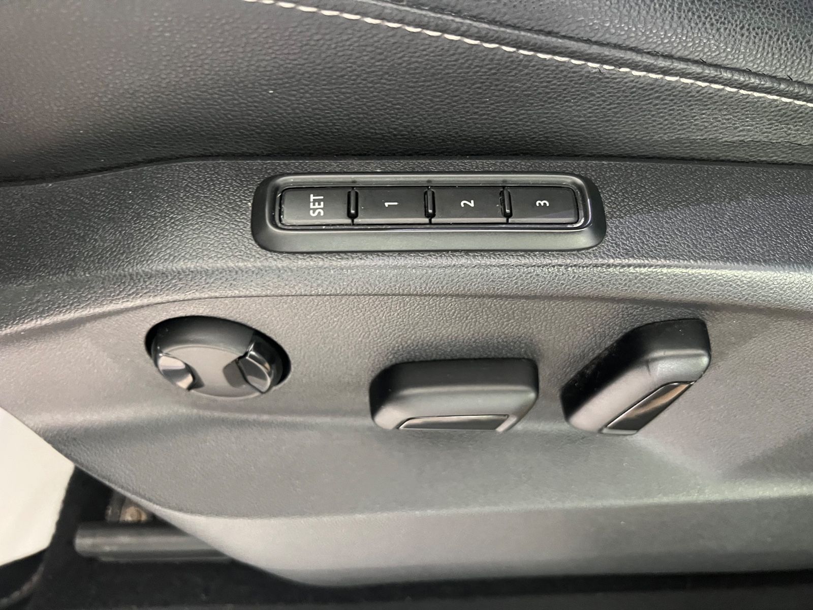 Fahrzeugabbildung Volkswagen Tiguan Highline 4Motion R line *HEAD-UP*MEMORY*