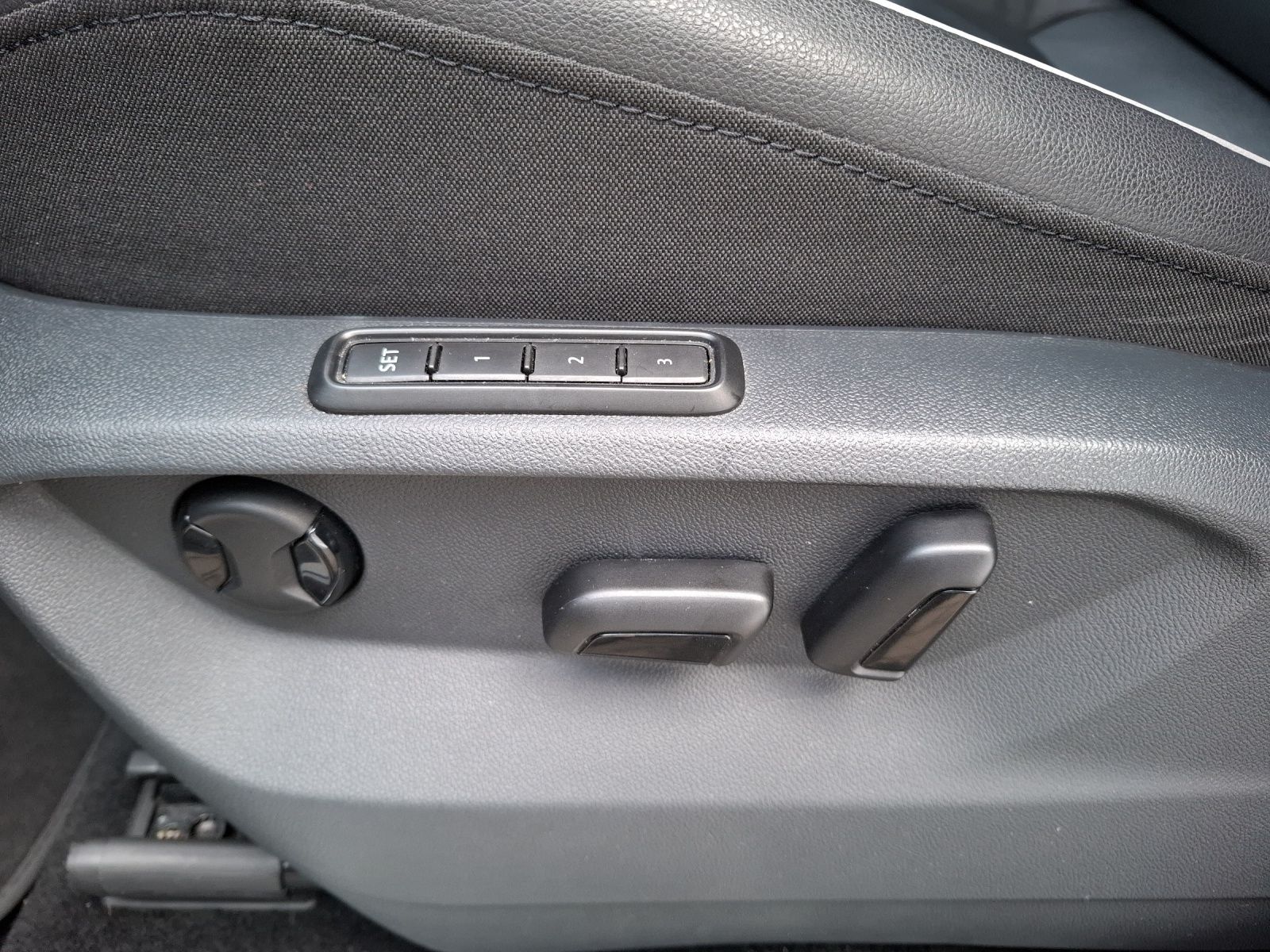 Fahrzeugabbildung Volkswagen Tiguan Allspace TDI Highline 4M DSG R-Line LED A