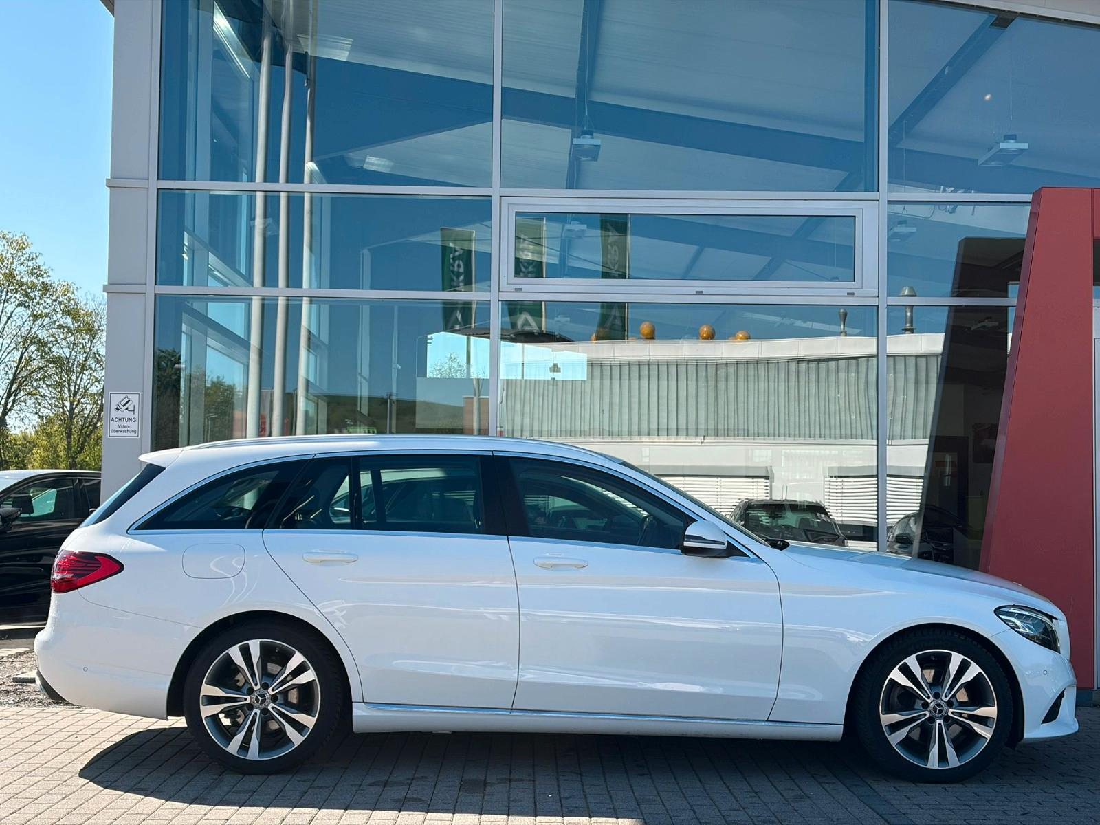 Mercedes-Benz C 300 T-Modell Avantgarde LED KAMERA PDC V+H