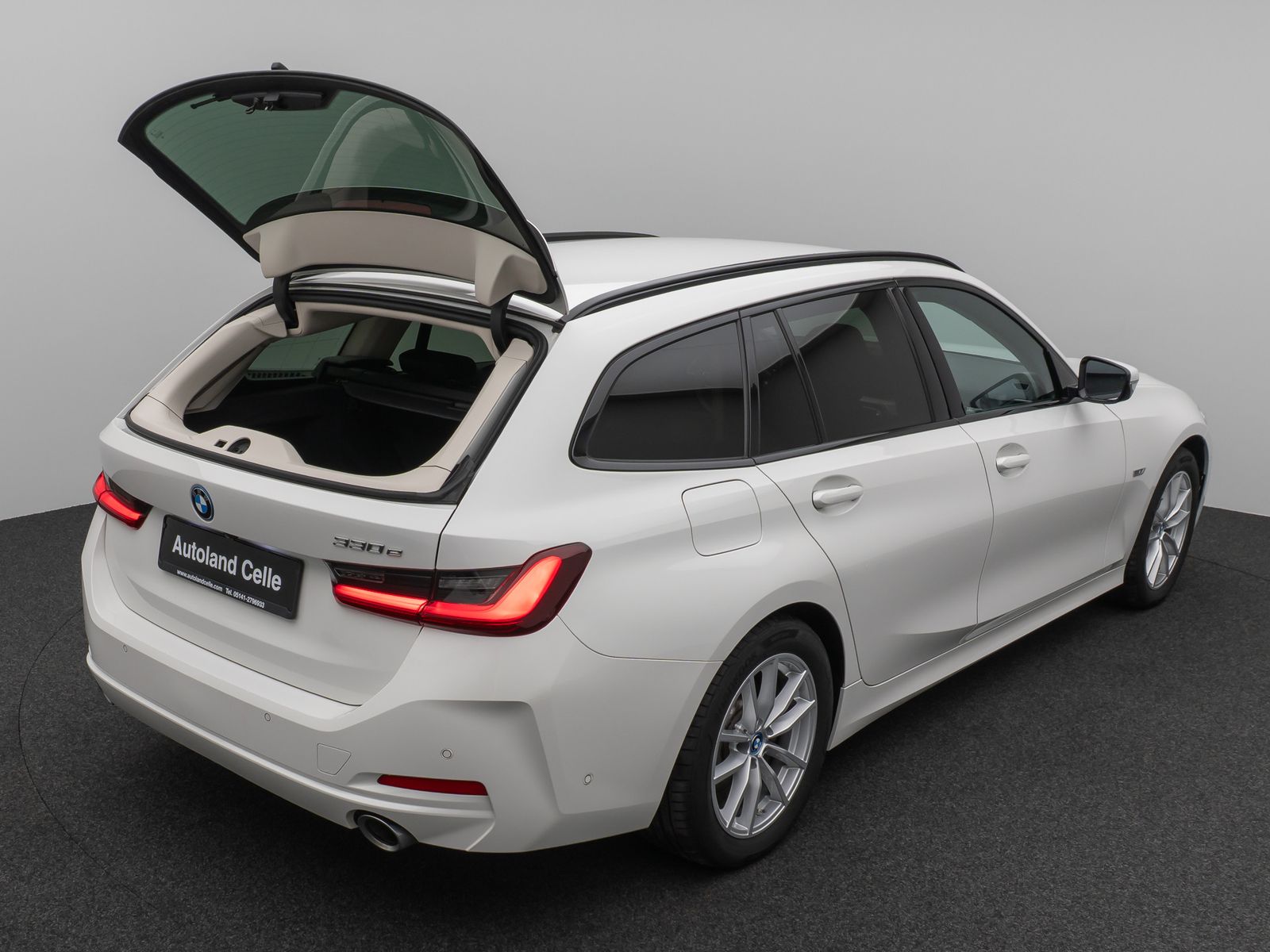 Fahrzeugabbildung BMW 330e Kamera HUD DAB Stop&Go Komfort Fernlichtass