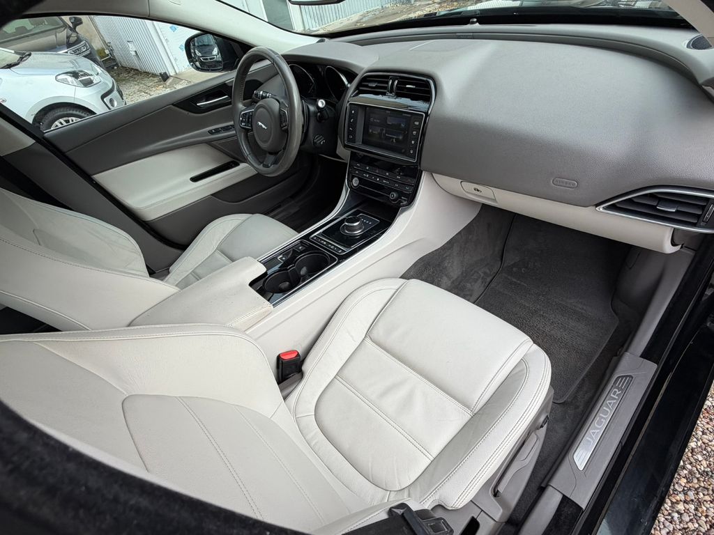 Jaguar XE 20d 180PS Automatik*Leder*Navi*Xenon