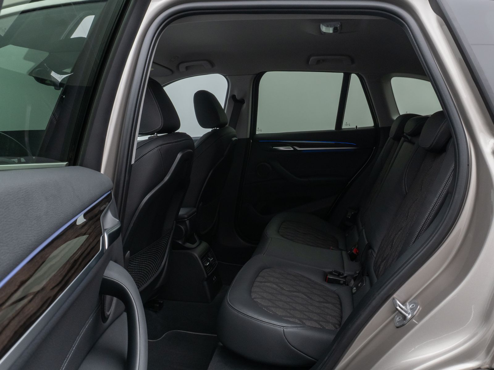 Fahrzeugabbildung BMW X1 sD20i xLine Kamera HUD DAB HiFi AHK Sport 18"