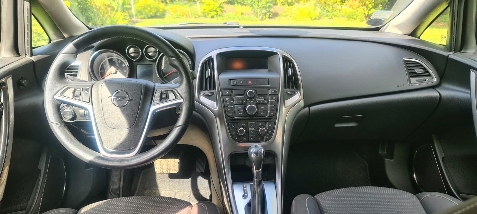 Opel Astra 2011 — photo 8