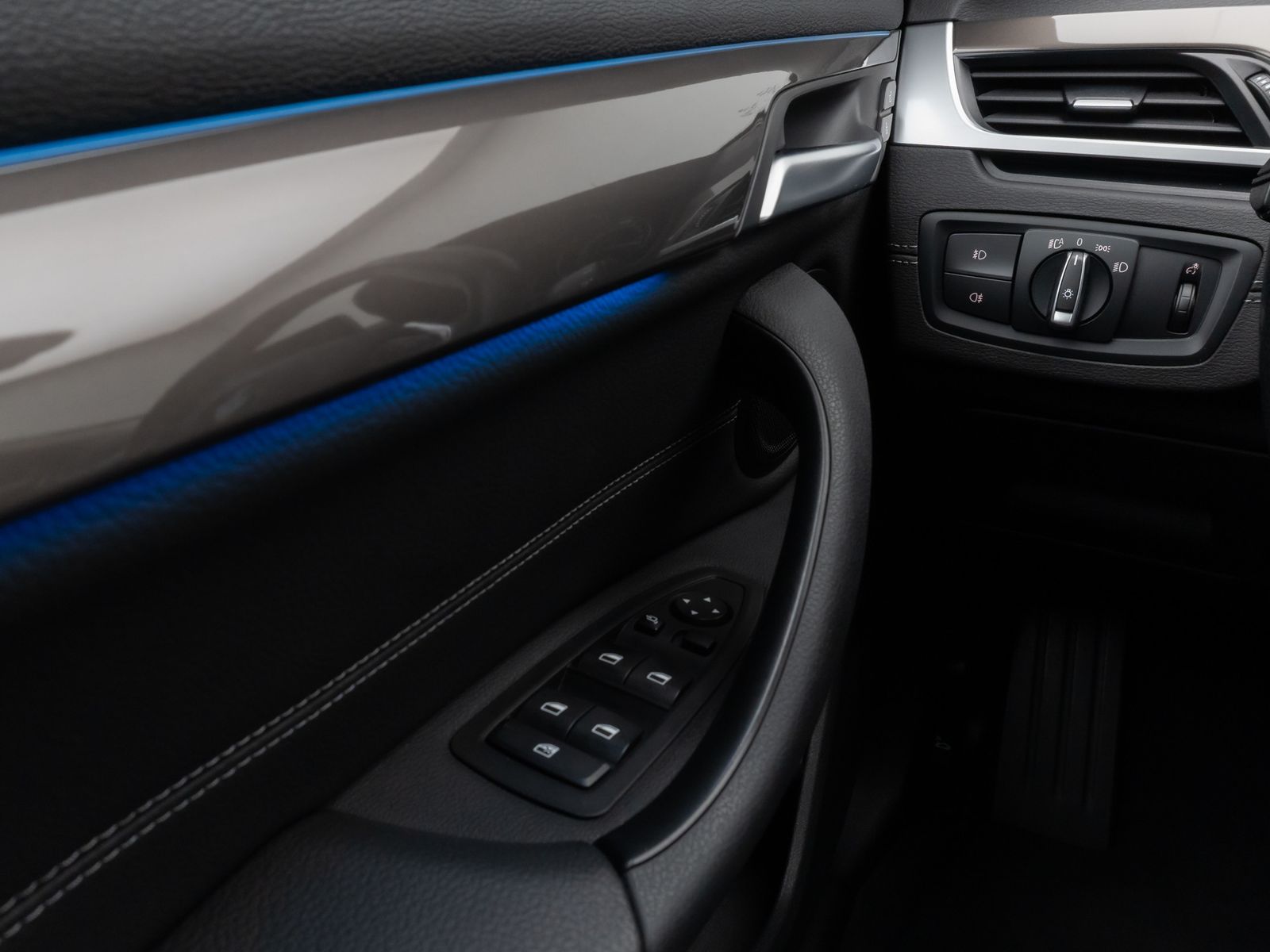 Fahrzeugabbildung BMW X1 xD25e xLine Panorama Kamera HUD DAB Komfort