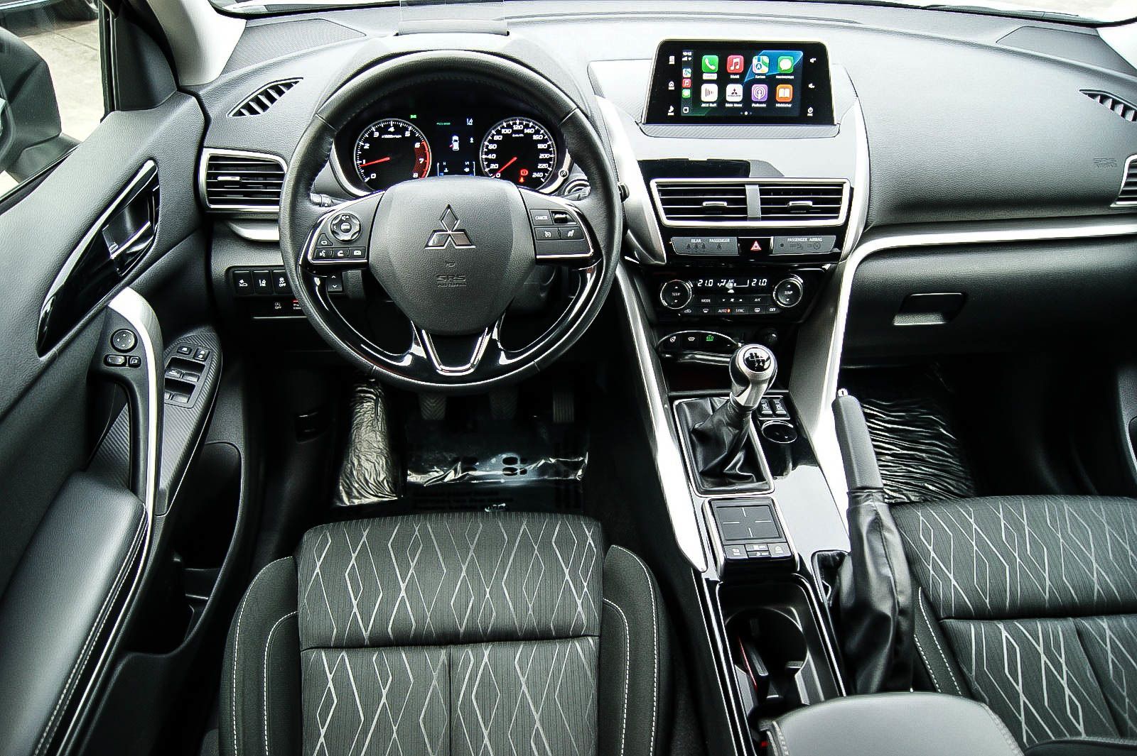 Fahrzeugabbildung Mitsubishi Eclipse Cross Intro Edition2WD 1HAND LED HEAD-UP