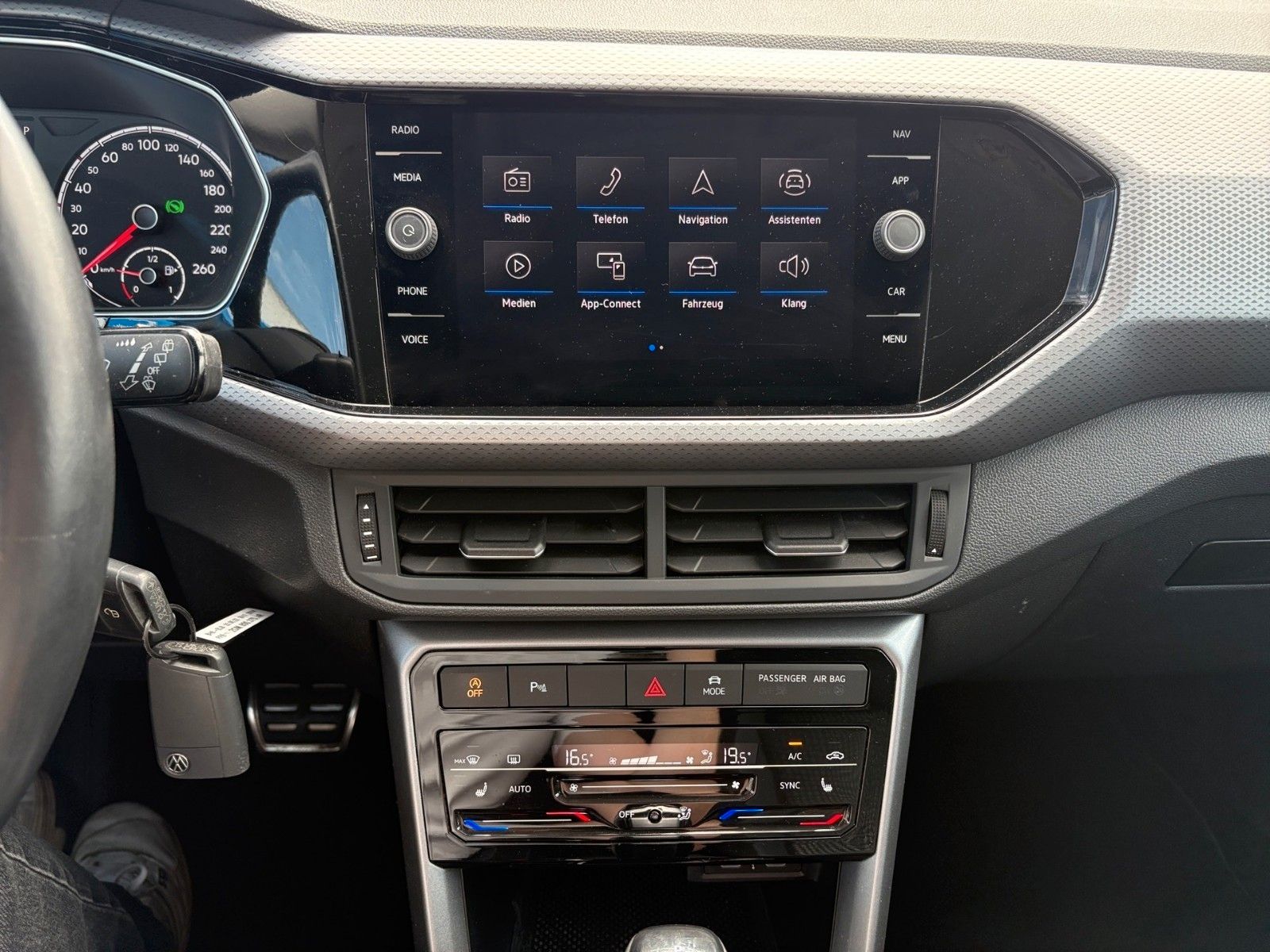 Fahrzeugabbildung Volkswagen T-Cross Active *Anhängerkupplung*