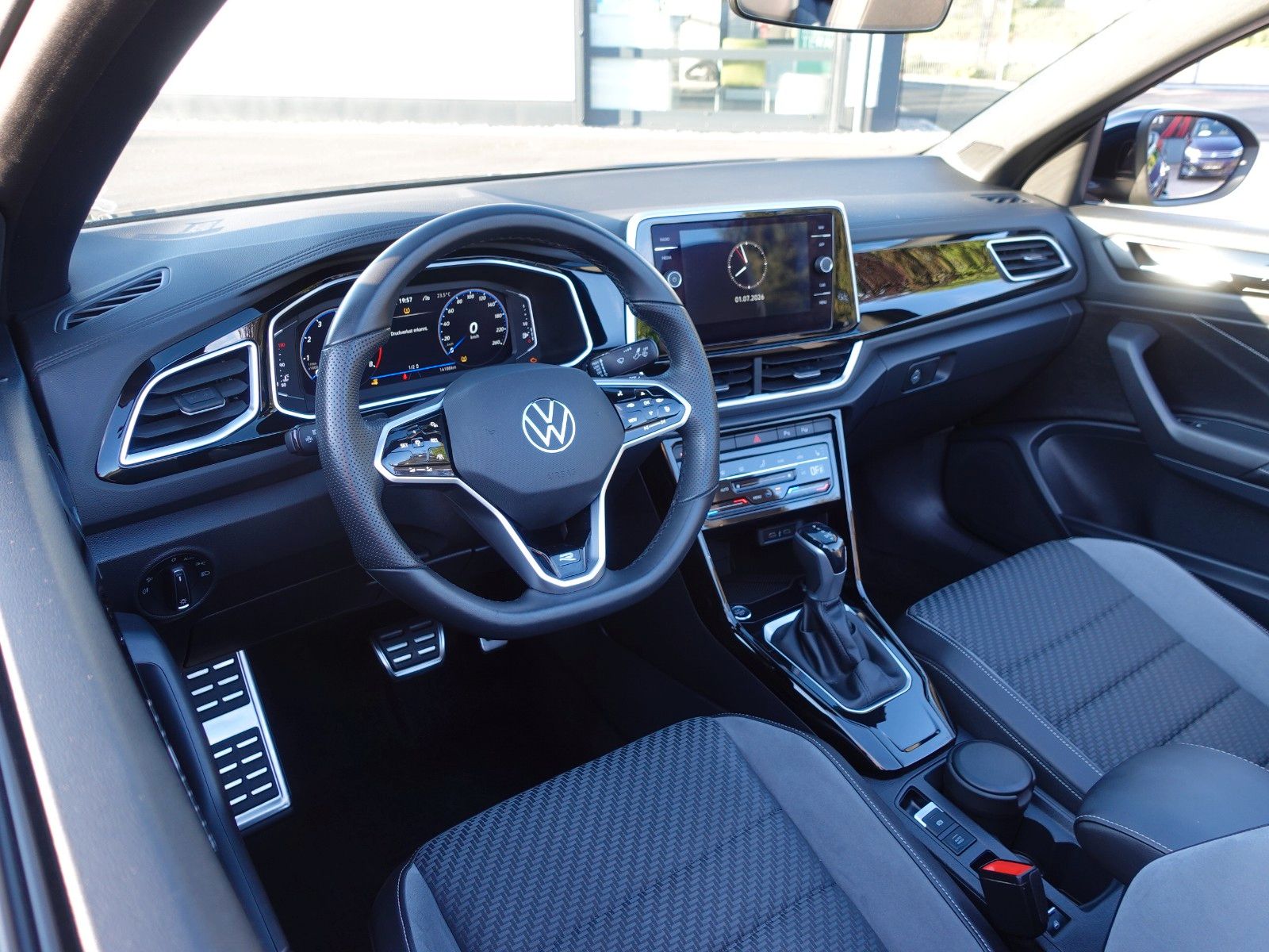 Fahrzeugabbildung Volkswagen T-Roc Cabriolet 1.5 TSI DSG R-Line AHK/Matrix/