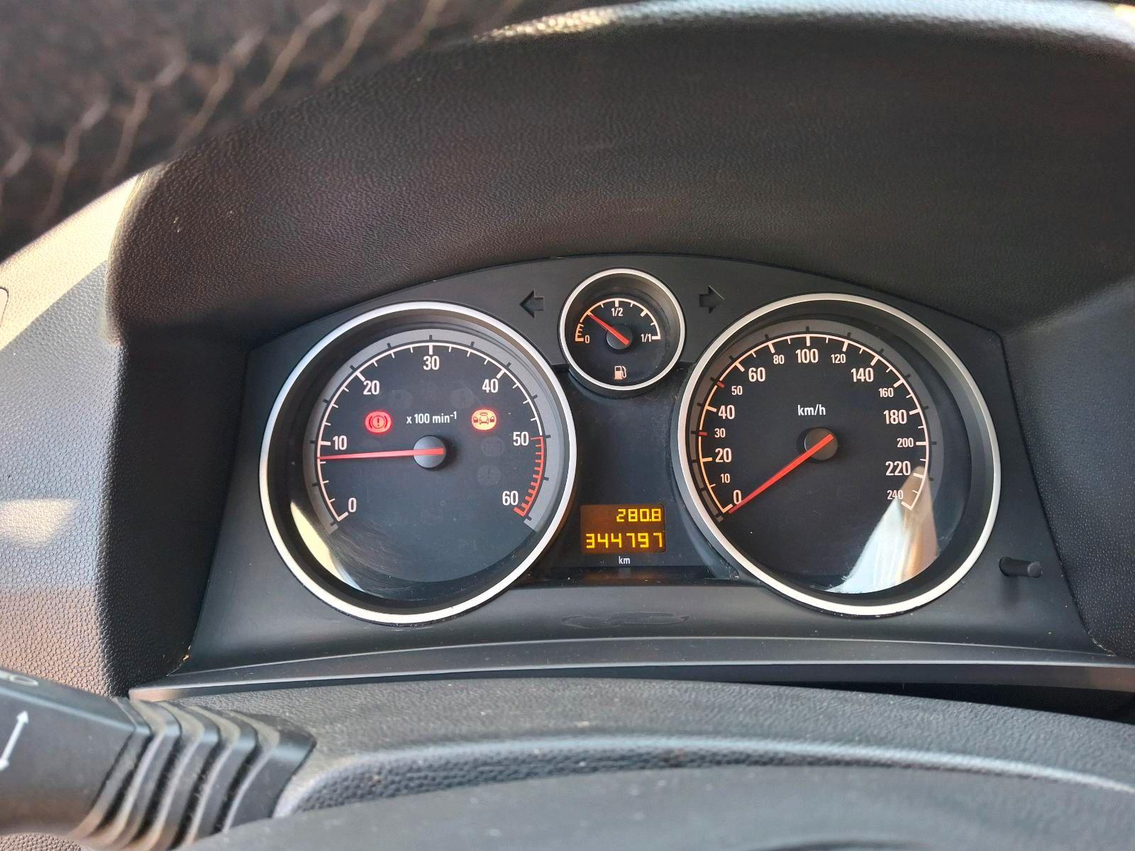 Opel Zafira 2013 — photo 10