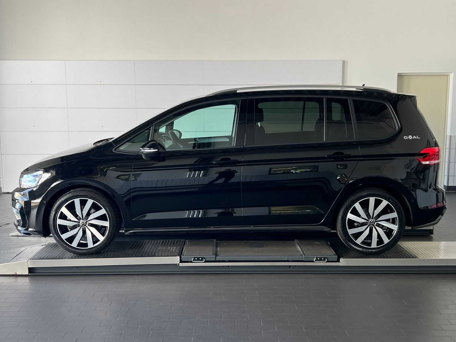 Fahrzeugabbildung Volkswagen Touran Comfortline 2.0 TDI DSG *R-Line Ext.,AHK,