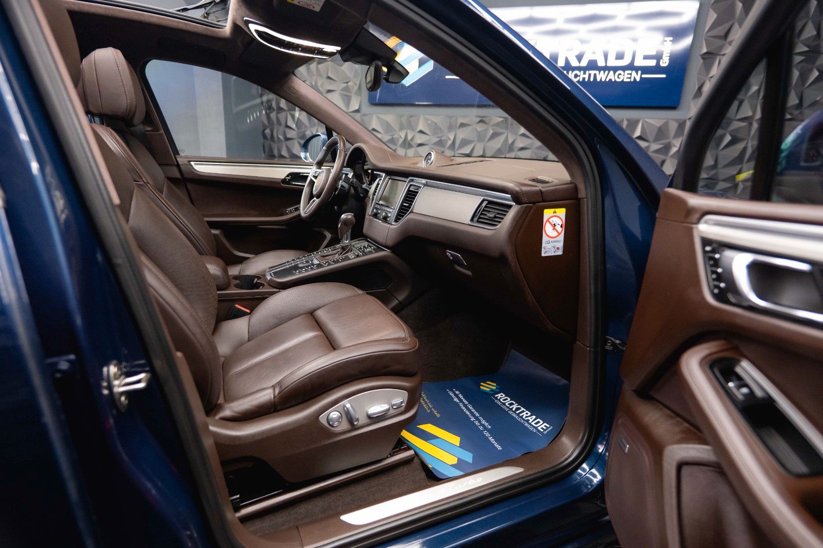 Fahrzeugabbildung Porsche Macan Turbo Sport-Design Chrono+ *Pano*DAB*LED*