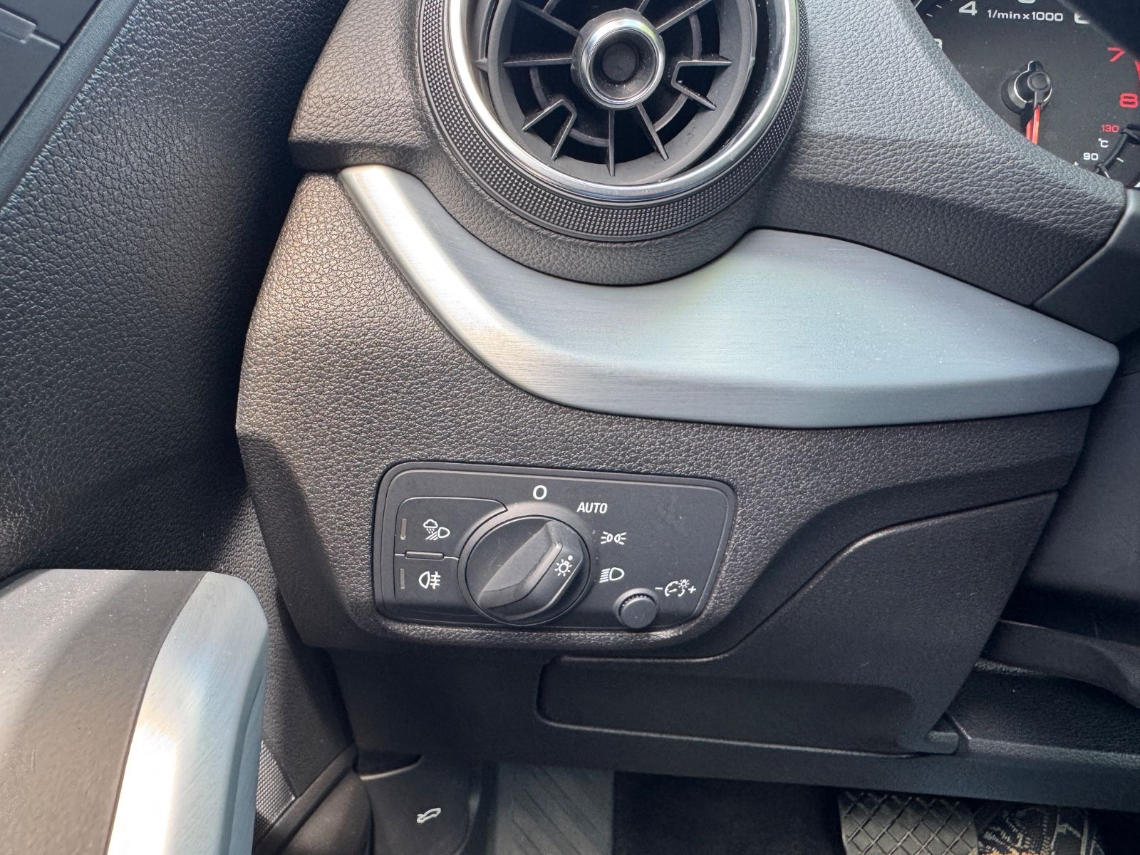 Fahrzeugabbildung Audi Q2 40 TFSI quattro S Line Leder+Navi+Panorama+LE
