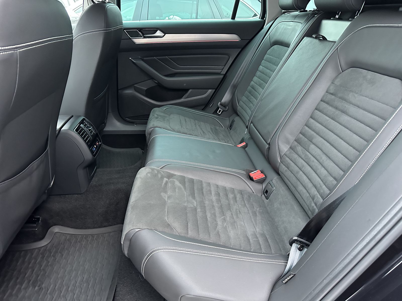 Fahrzeugabbildung Volkswagen Passat Variant 2.0 TSI DSG R-Line NAV+LED+AHK+VC