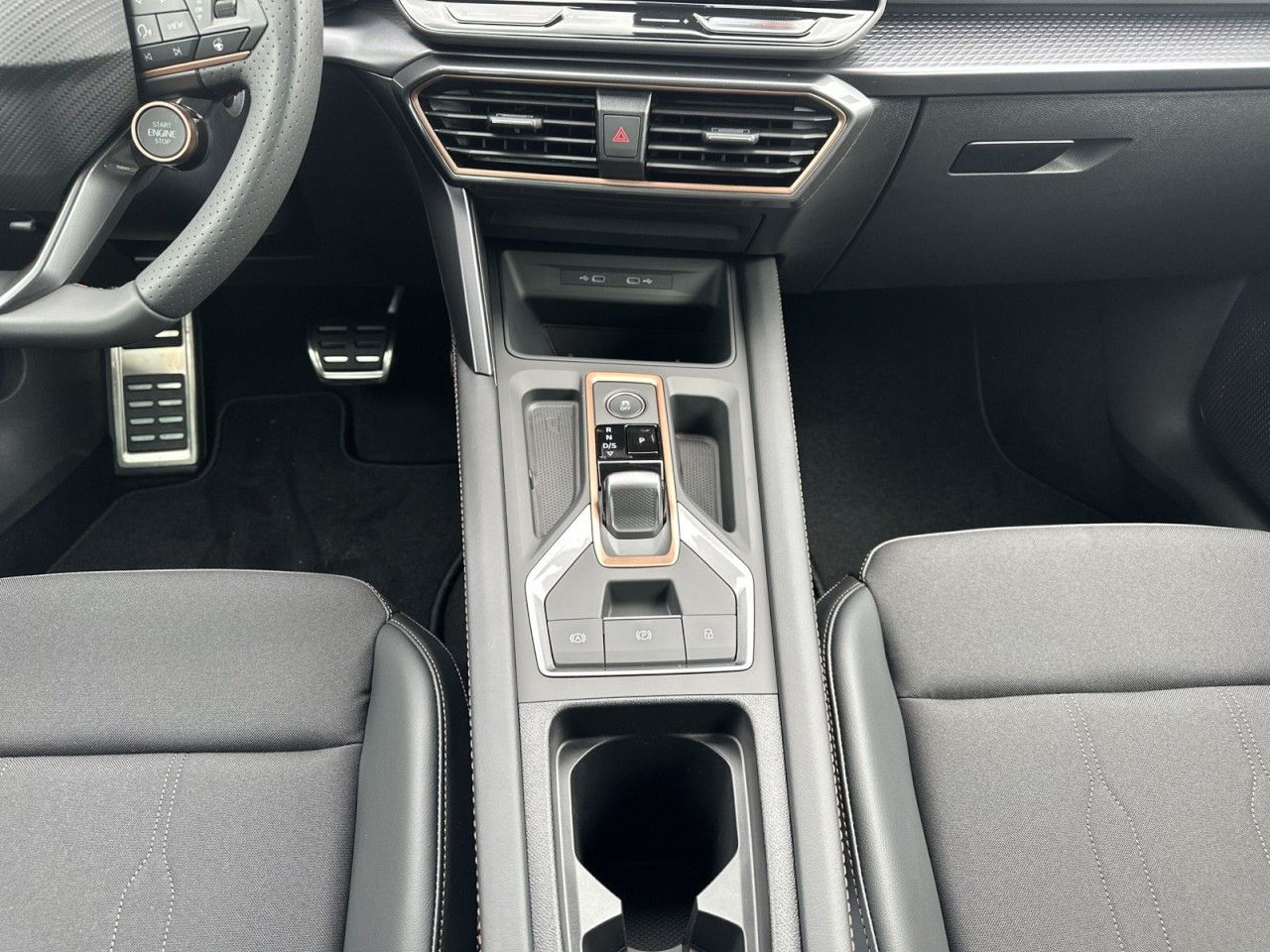 Fahrzeugabbildung CUPRA Formentor 1.5 TSI e-Hybrid 150 kW - mit KI generiert/bearbeitet