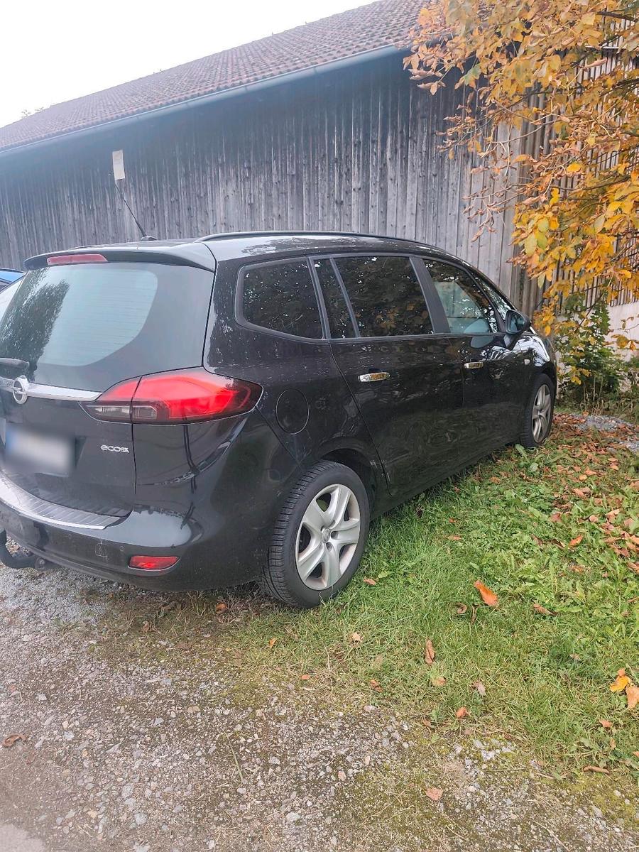 Opel Zafira 2012 — rear view