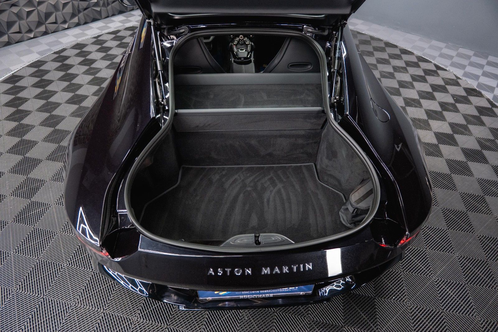 Fahrzeugabbildung Aston Martin V8 Vantage 4.0 V8 DB11 Coupe *1.Hand*360*Memory*