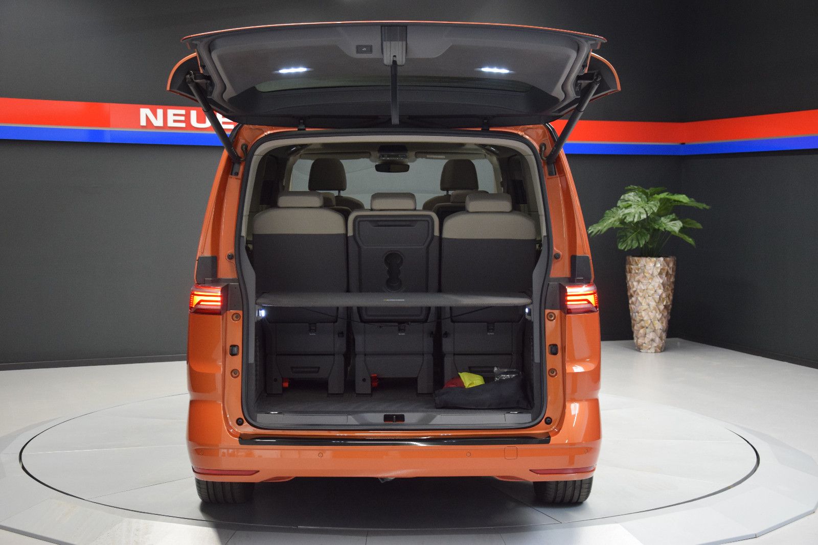 Fahrzeugabbildung Volkswagen T7 Multivan Edition lang Pano ACC vis-a-vis AHK