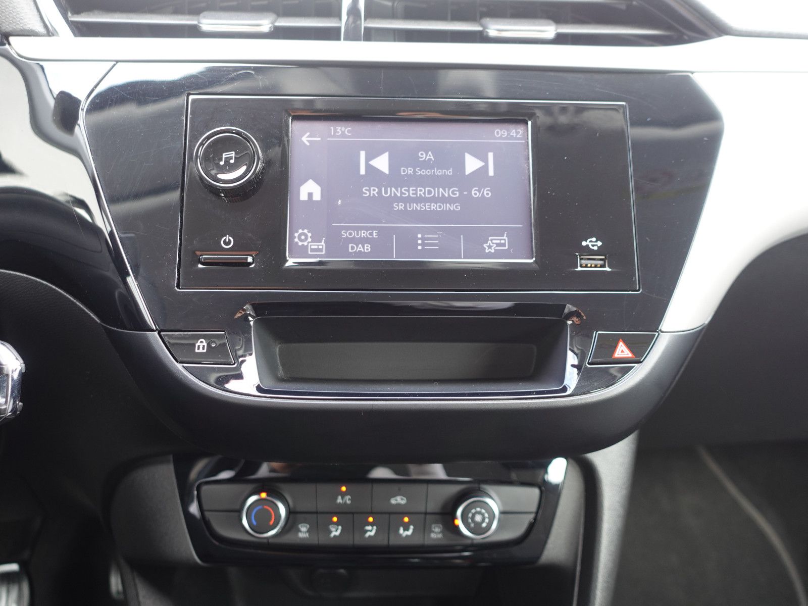 Fahrzeugabbildung Opel Corsa 1.2  Edition  Allwetter,PDC,16"Alu,Klima