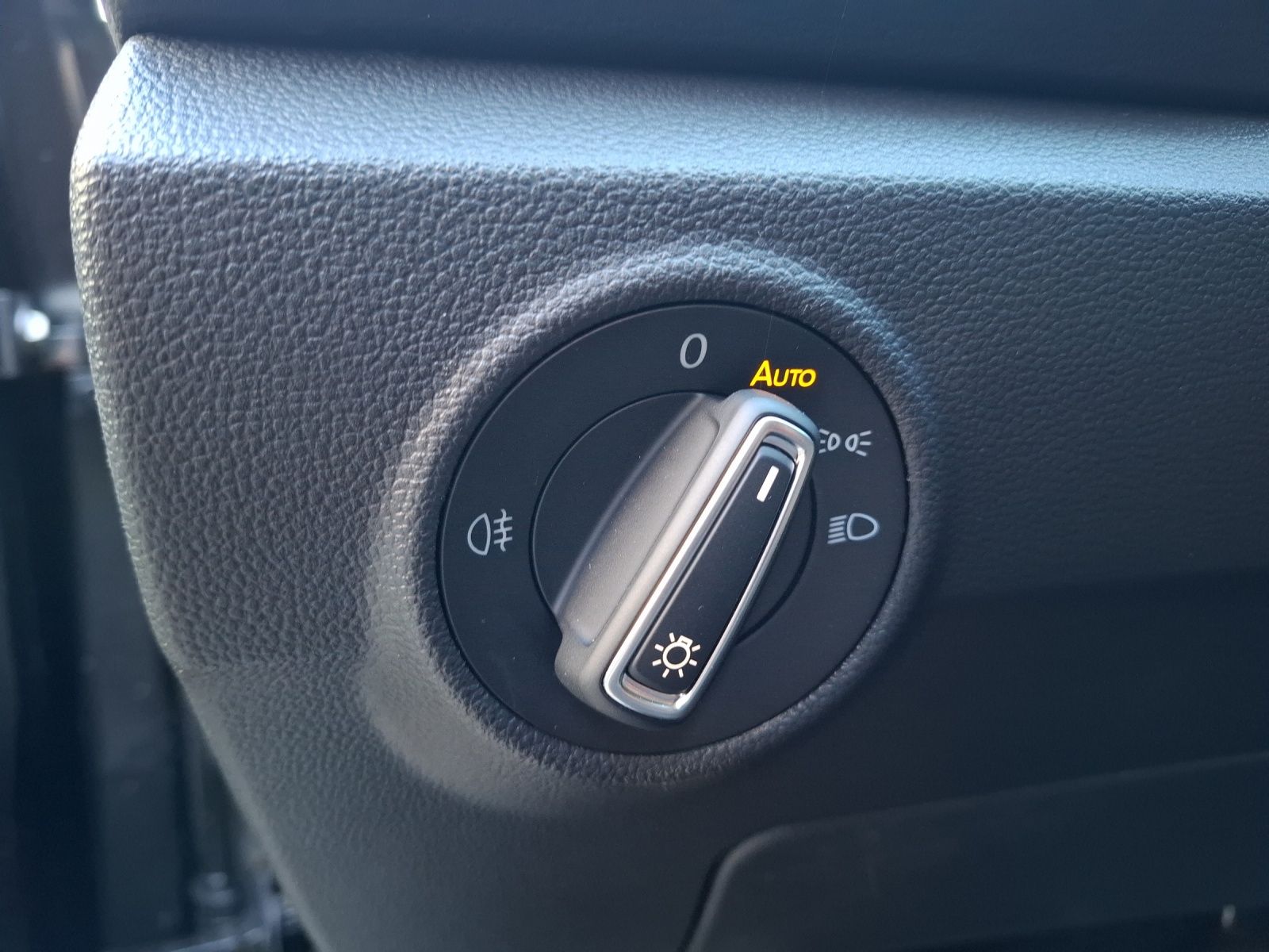 Fahrzeugabbildung Volkswagen T-Roc TSI Move DSG STH LED Navi AID RFK SH