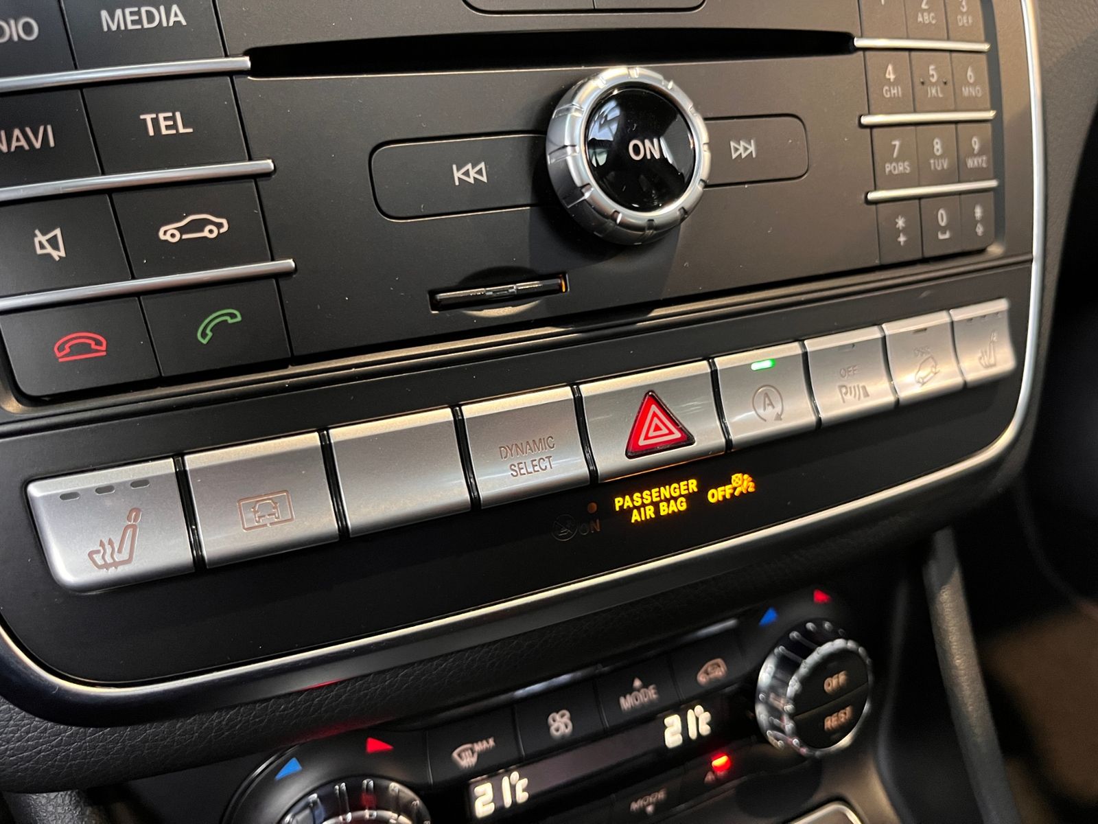 Fahrzeugabbildung Mercedes-Benz GLA 250 4Matic AMG Line AHK PANO RFK 19"