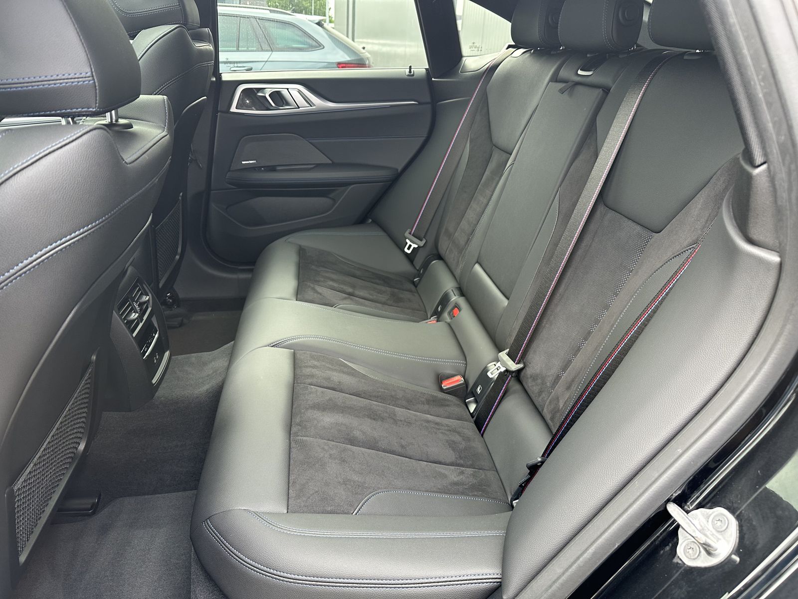 Fahrzeugabbildung BMW i4 M50 NAV+LED+GLASDACH+KAM+DIGDISPLAY+DCC+20ZO
