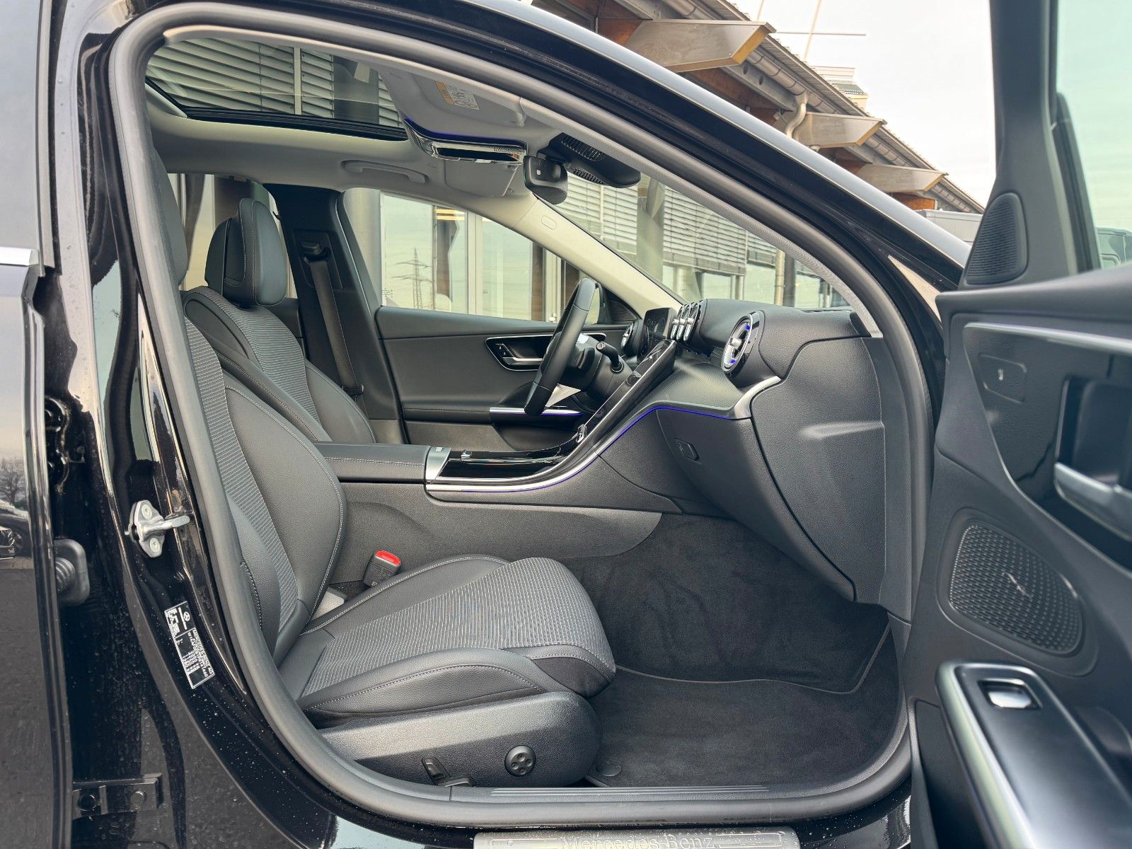 Fahrzeugabbildung Mercedes-Benz C 220d Avantgarde+Pano+HUD+RFK+TotW+AmbiPrem