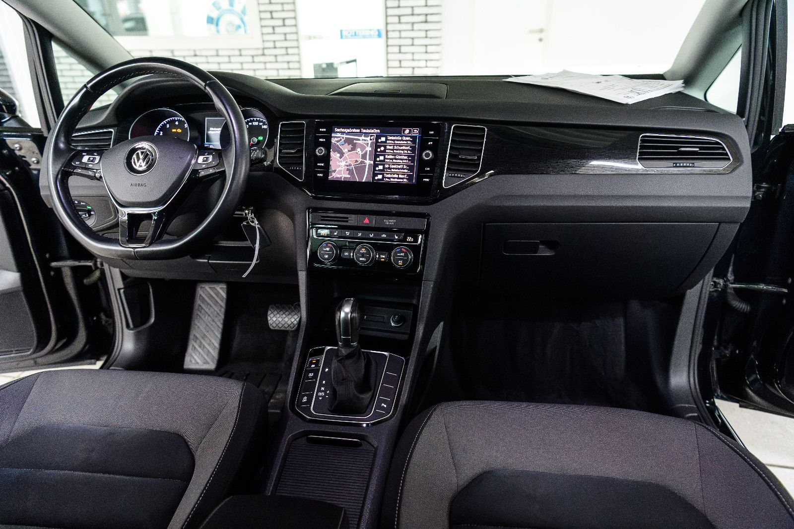 Fahrzeugabbildung Volkswagen Golf Sportsvan VII Highl+AHK+LED+GRA+SHZ+ALUFELG