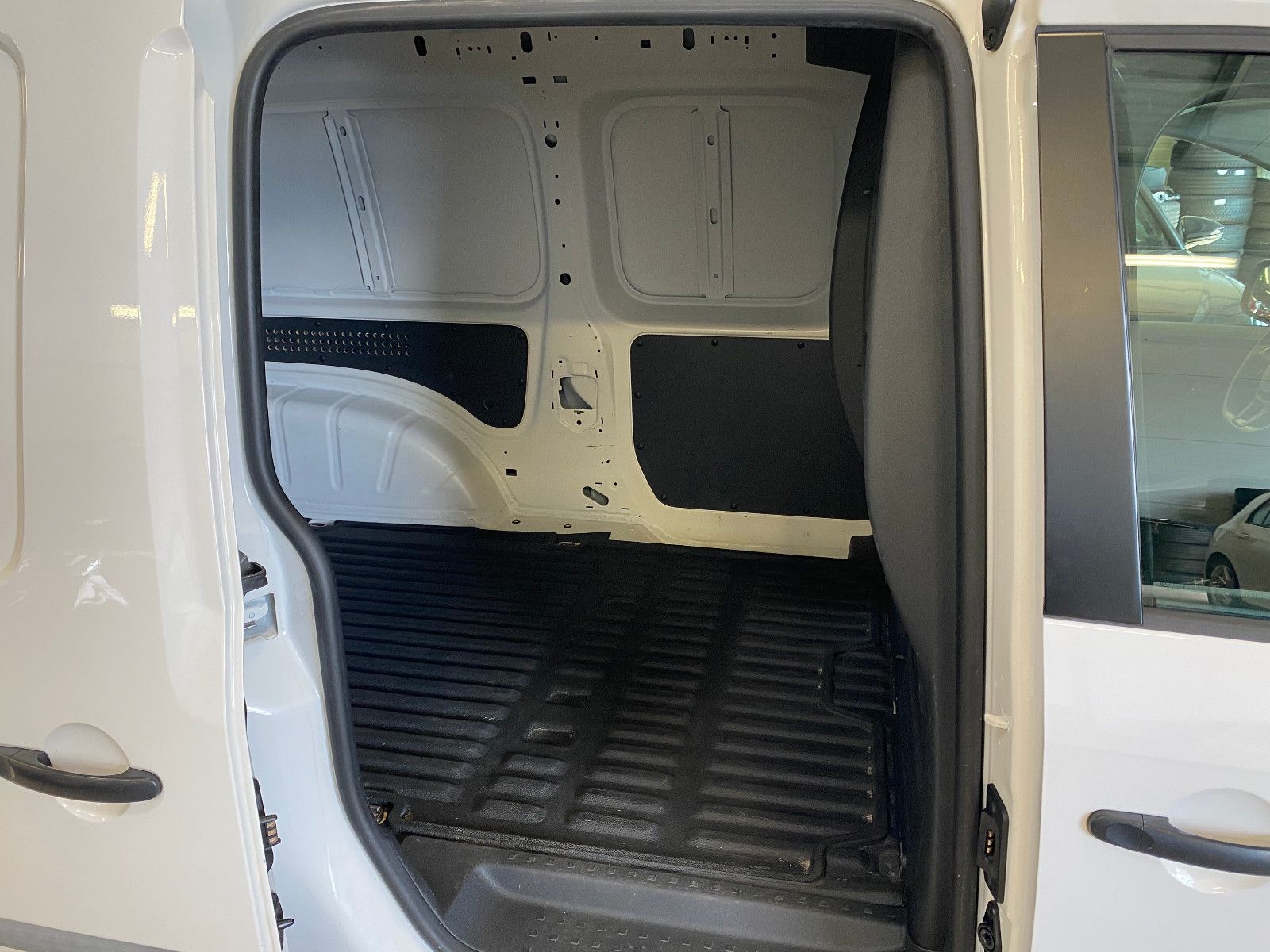 Fahrzeugabbildung Volkswagen Caddy Maxi ABT e Kasten Elektro DSG Klima PDC