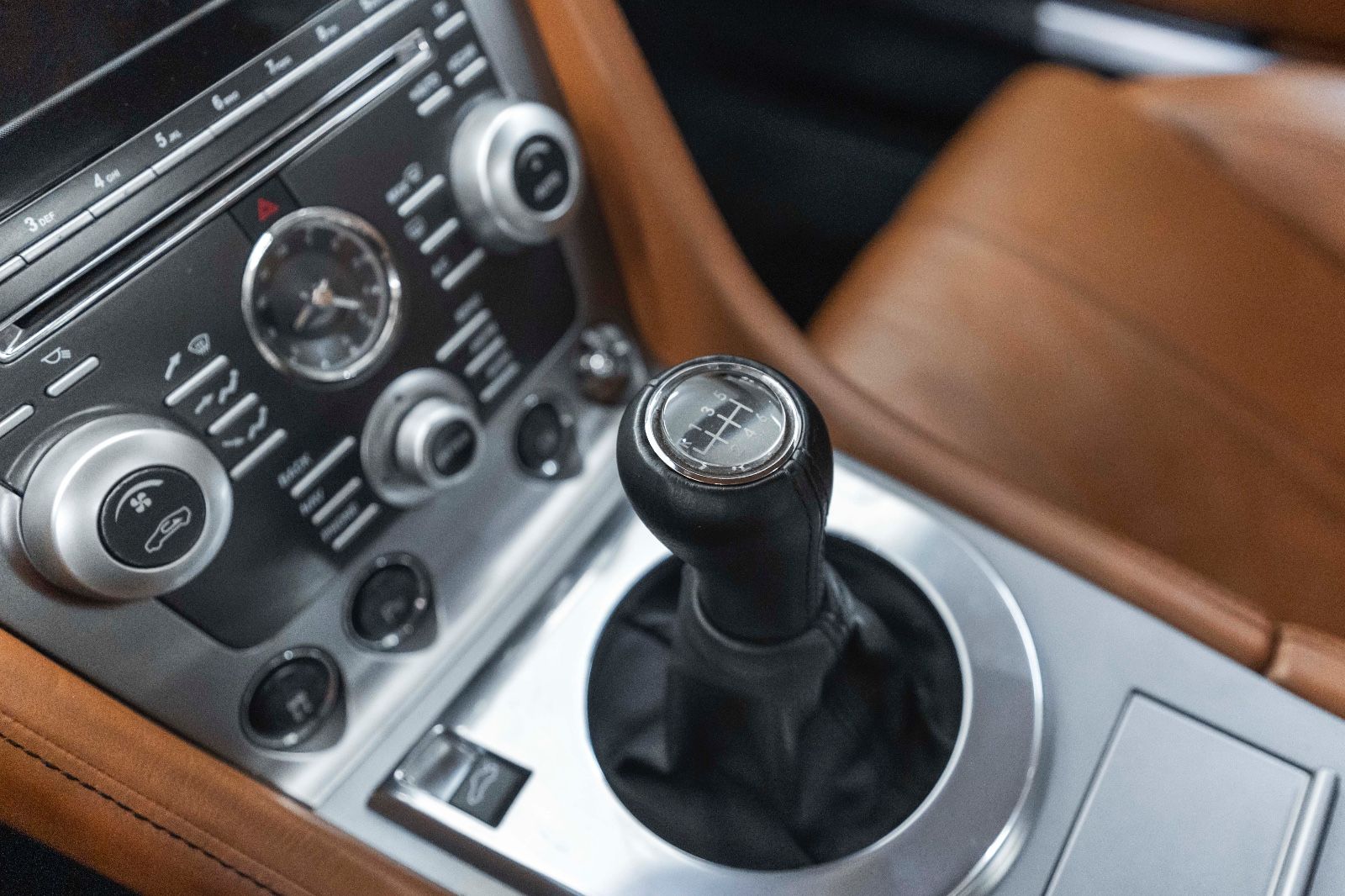 Fahrzeugabbildung Aston Martin DB9 Coupe Schalter 1/385 Sportpaket