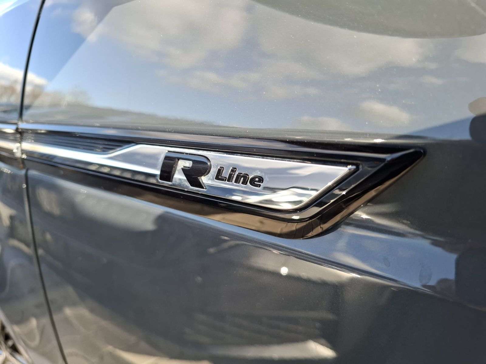 Fahrzeugabbildung Volkswagen Touran 2.0 DSG R-Line High BLACK Pano 7Si IQ AHK