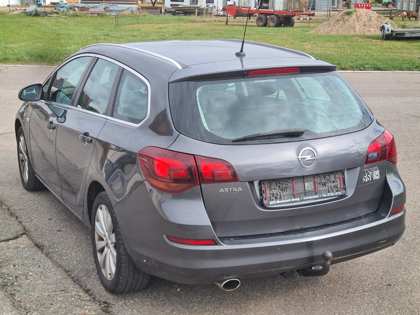 Opel Astra 2011 — photo 14
