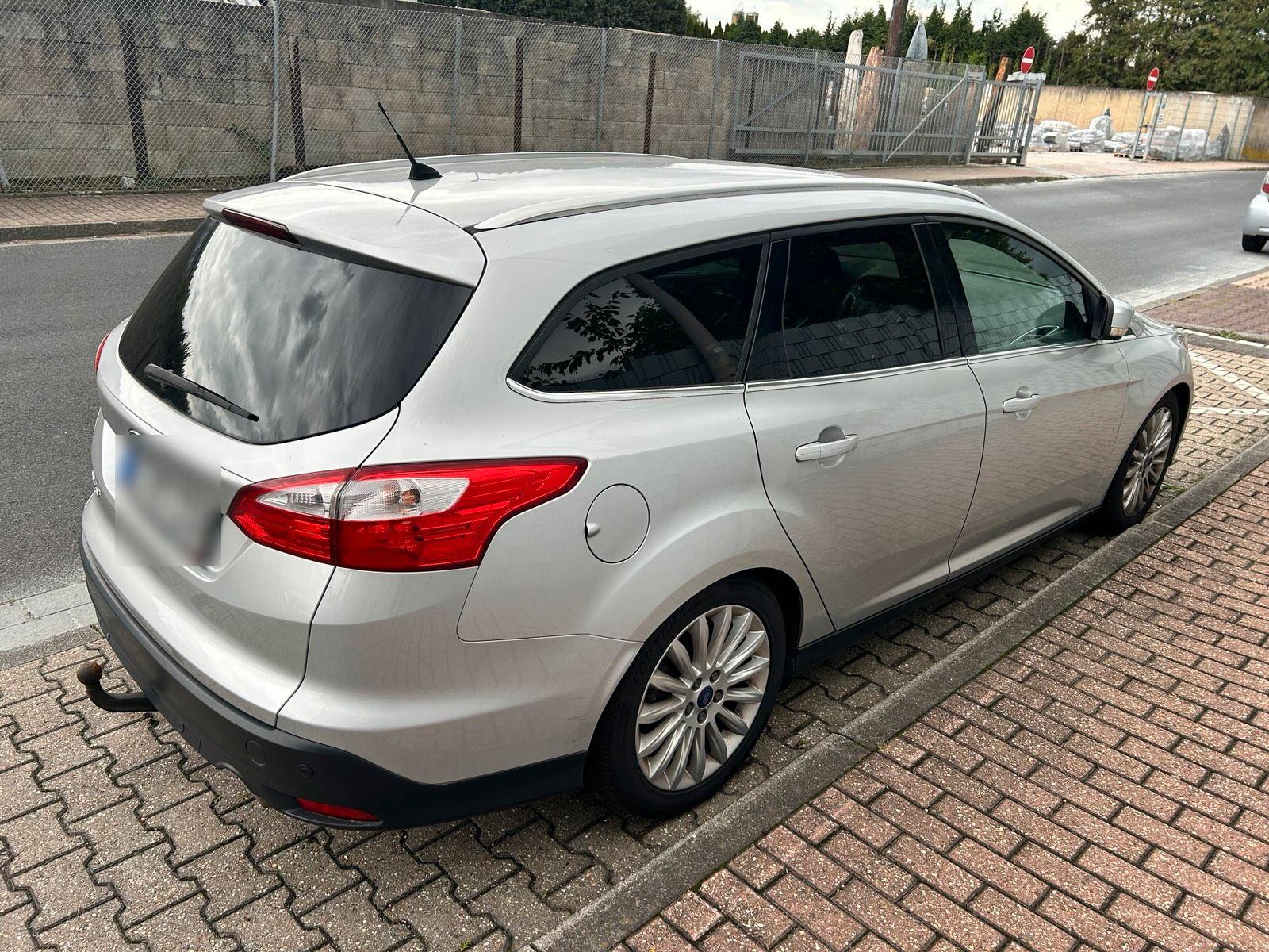 Ford Focus 2011 — interior