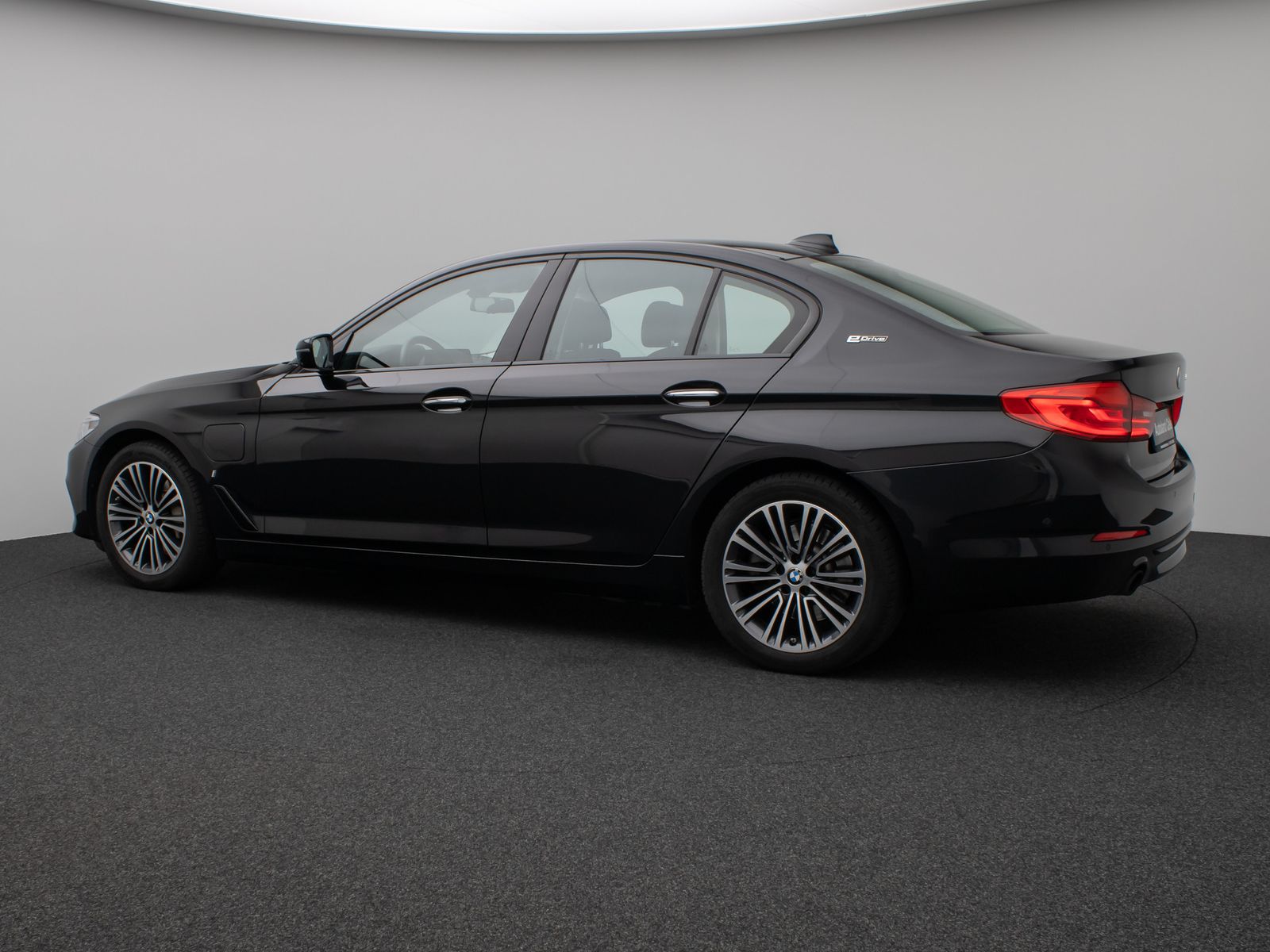 Fahrzeugabbildung BMW 530e iP Sport Line 360°HUD HiFi SoftCl Komfort