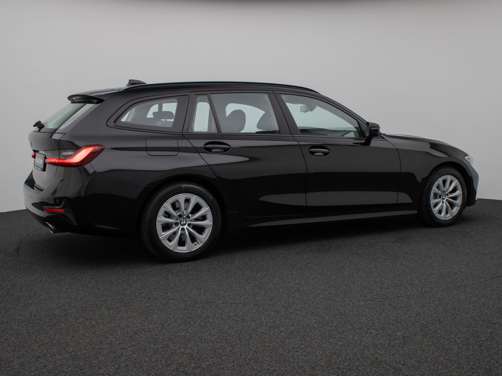 Fahrzeugabbildung BMW 330i HUD DAB CockPitPro DrivAssist PDC LED Alarm