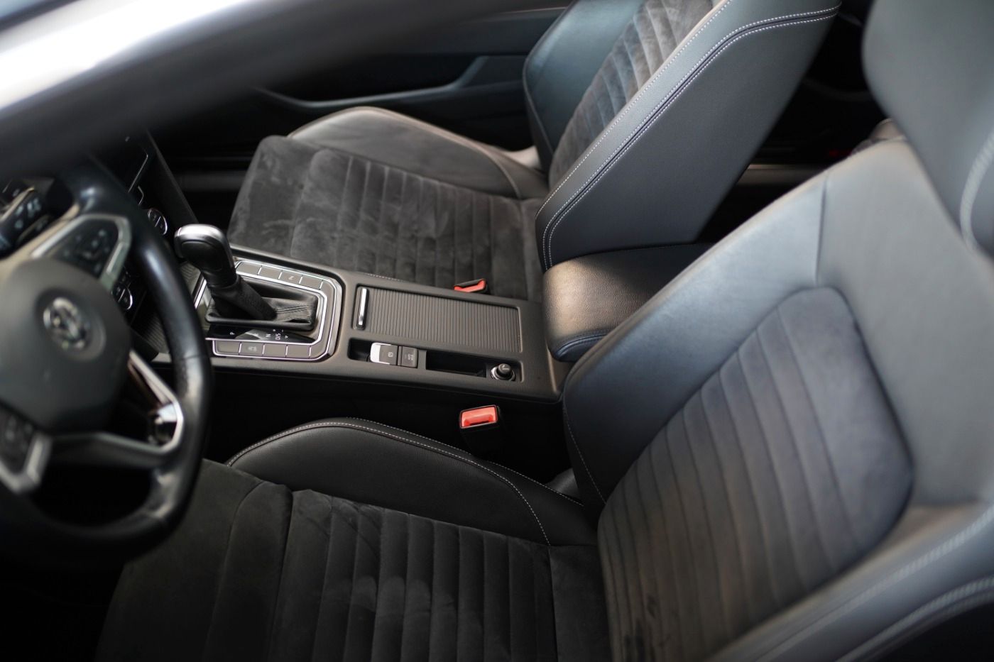 Fahrzeugabbildung Volkswagen Passat 2.0 TSI DSG Elegance ACC+AUT+Alcant.+LED