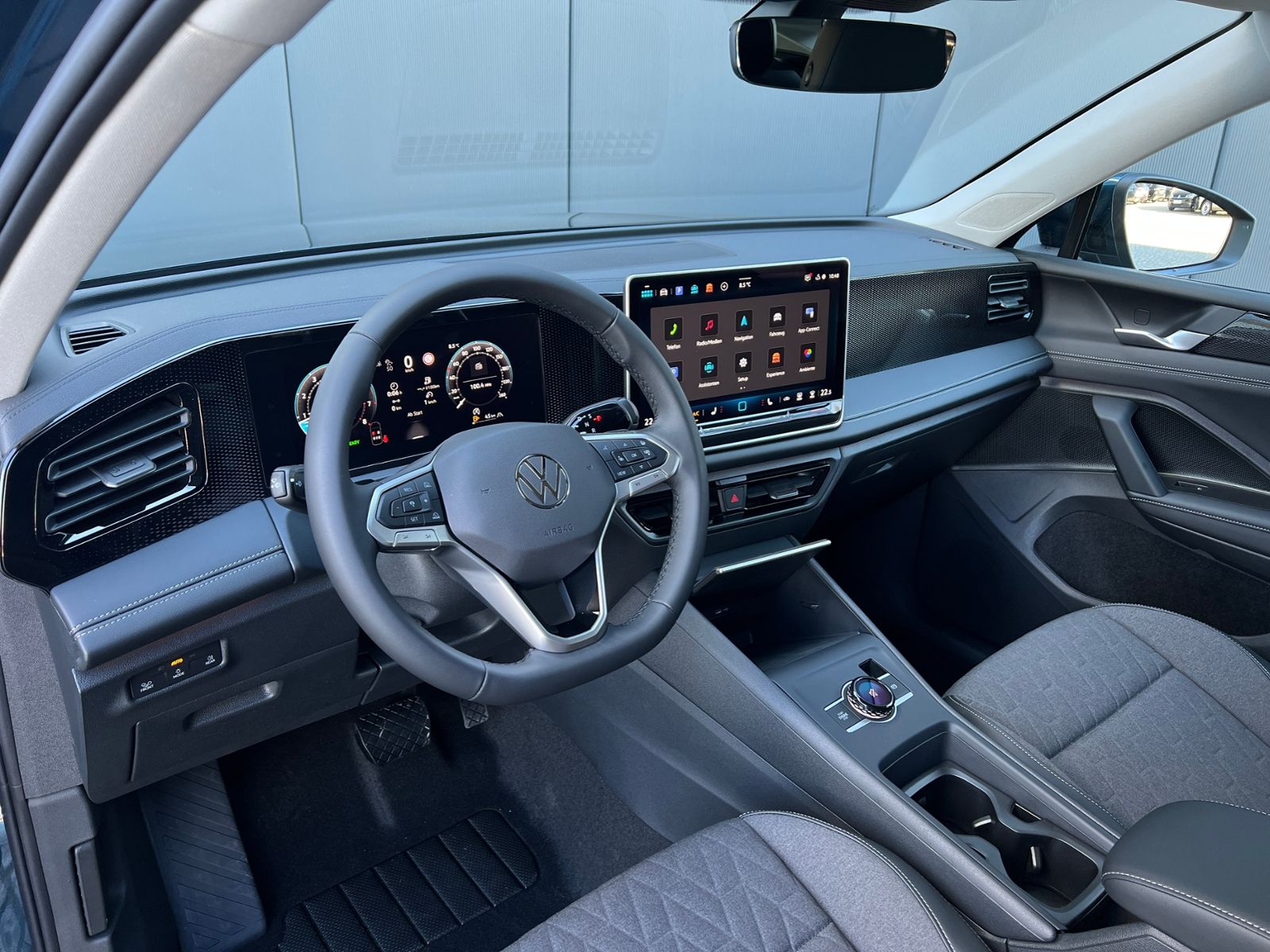 Fahrzeugabbildung Volkswagen Tiguan LIFE 1.5 eTSI DSG *AHK, LED Plus, Kamera,