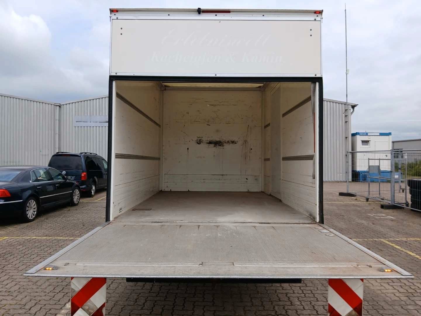 Fahrzeugabbildung Volkswagen Crafter Pritsche 50 mittellang RWD Koffer Autom.
