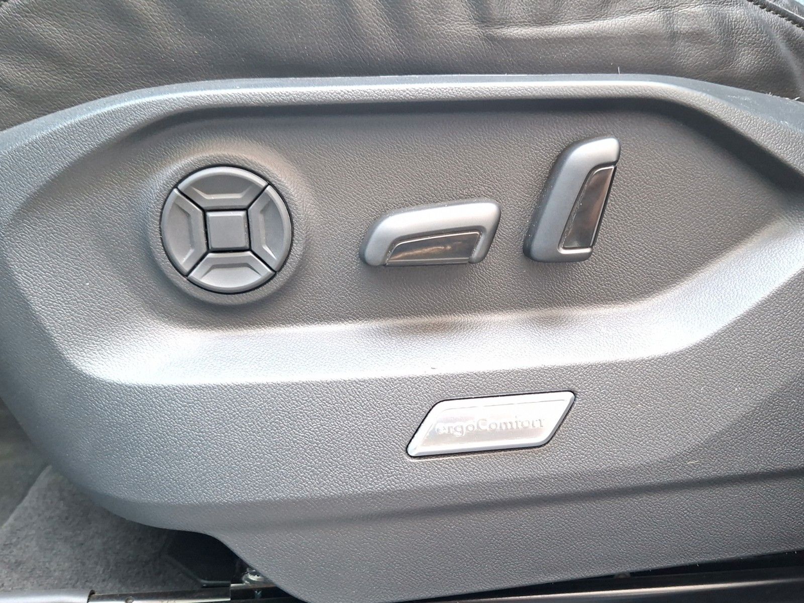 Fahrzeugabbildung Volkswagen DSG*R-Line*4Motion*Vico*SHZ*Leder*AHK*