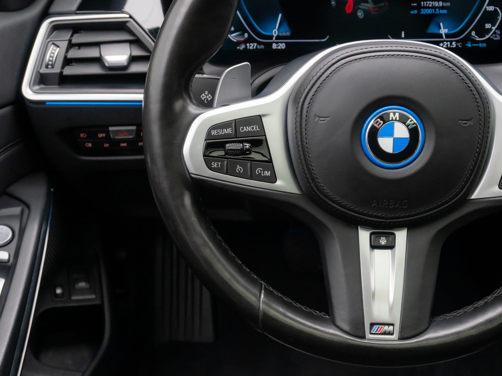 Fahrzeugabbildung BMW 330e SAG Laser 360°DAB HUD Komfort AHK Sport 18"
