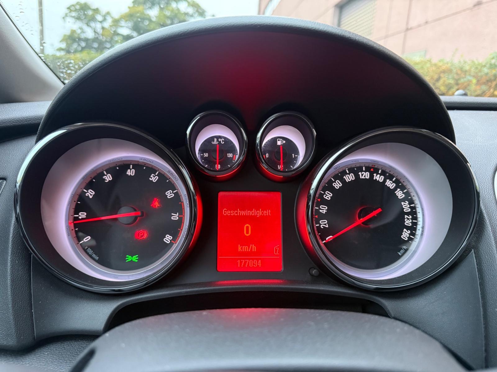 Opel Astra 2011 — photo 12
