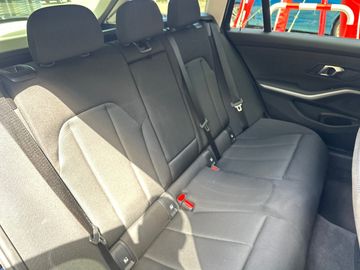 BMW 318i Touring DAB LED RFK Tempomat Parkassistent