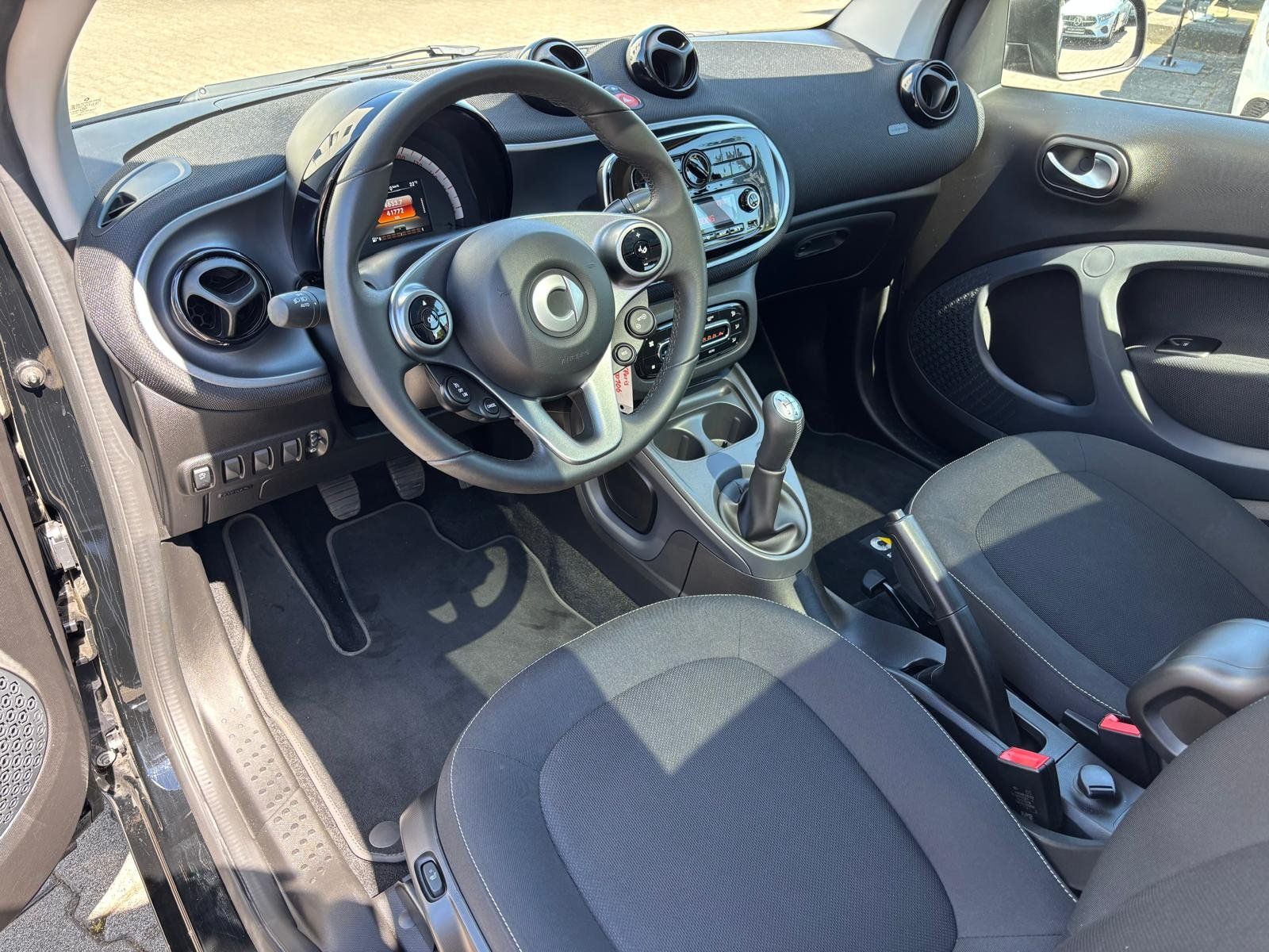 Fahrzeugabbildung Smart fortwo coupe passion (52kW) PANO GJR SITZHEIZUNG