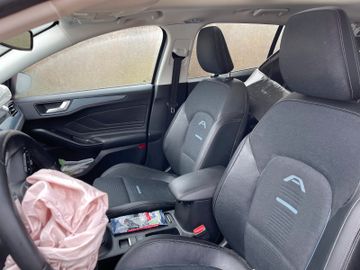 Ford Focus Turnier Active *PANO*NAVI*CARPLAY*TEMP*LED