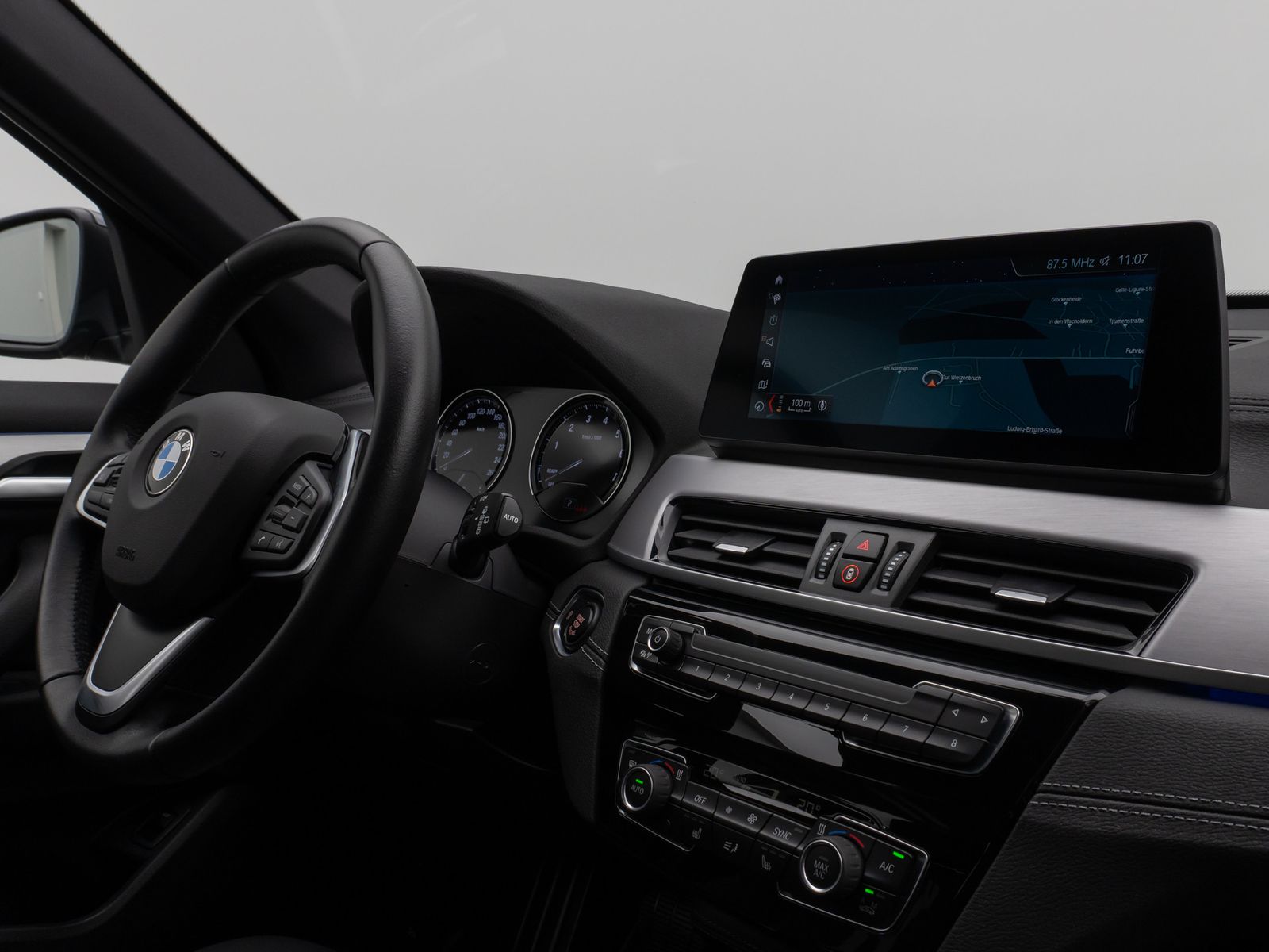 Fahrzeugabbildung BMW X1 sD20i SportLine Kamera HUD DAB HiFi Alarm LED