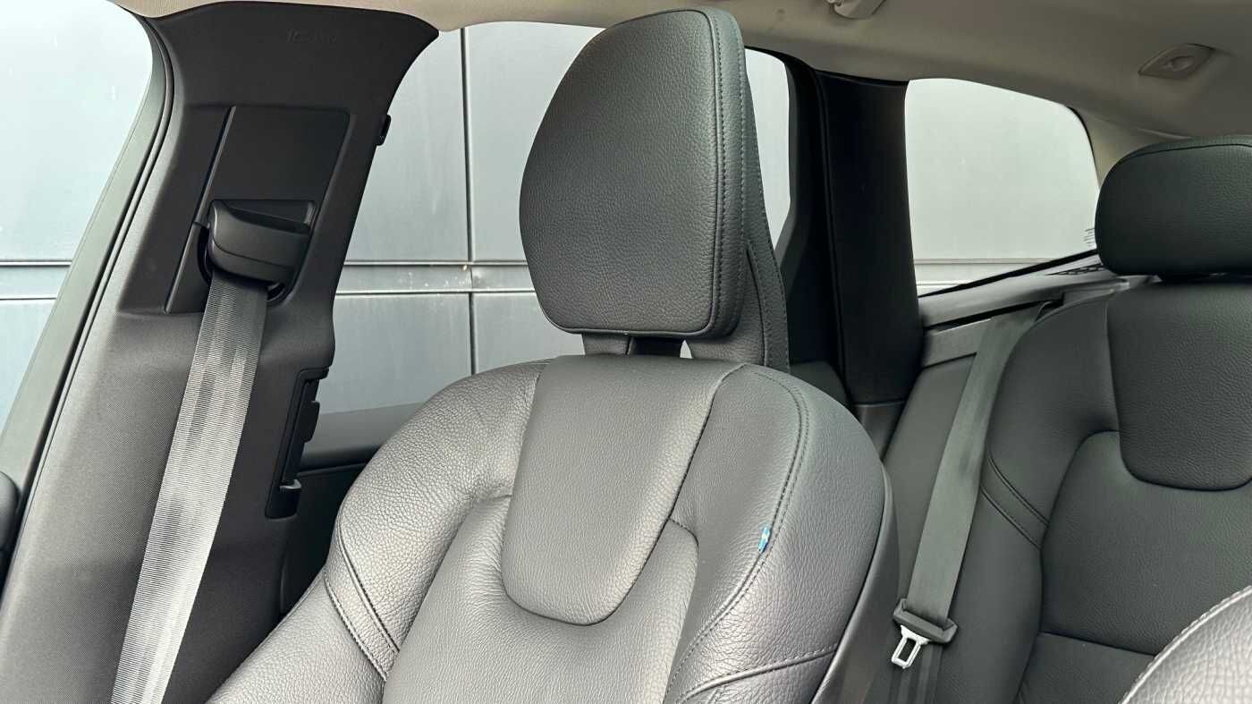 Volvo XC60 B4 D 2WD Plus Dark, Pano uvm. imagem 3