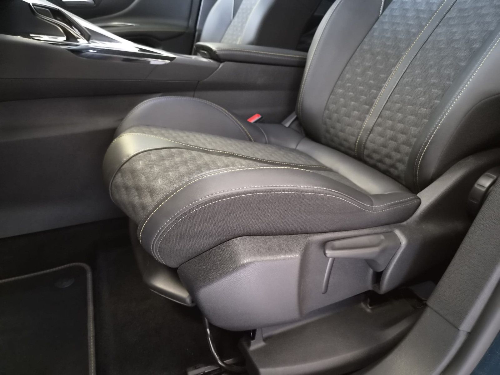 Fahrzeugabbildung Peugeot 3008 Hybrid 225 Roadtrip / LED/KAMERA/GARANTIE